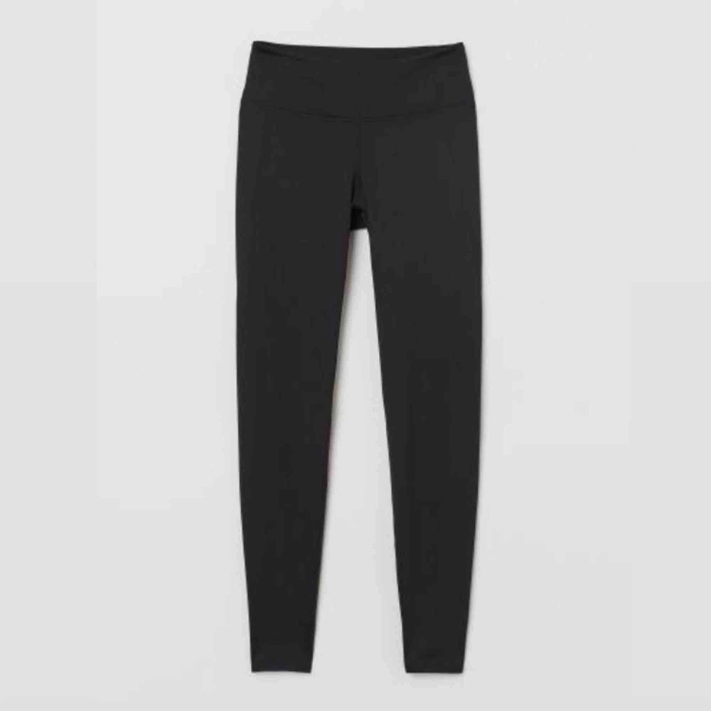 Svart/gråa leggings den är oanvända och är i storlek xs. Köpte den för 199kr och säljer den för halva priset😊🥳. Jeans & Byxor.