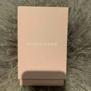  - Säljer Bianca Ingrossos parfym ”senteur de CAIA” då jag och min syster fick likadana. Köpt för 595kr. Aldrig använd, inte ens ett sprut gjort. Kartong och kvitto tillkommer. Frakten ligger på 63kr och skickas självklart spårbart💕🧚🏼‍♀️
