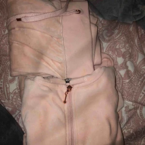  - Nya använda en gång sitter inte så fint på mig därför säljer jag dom köpta för 500kr tillsammans kofta och byxa buda 