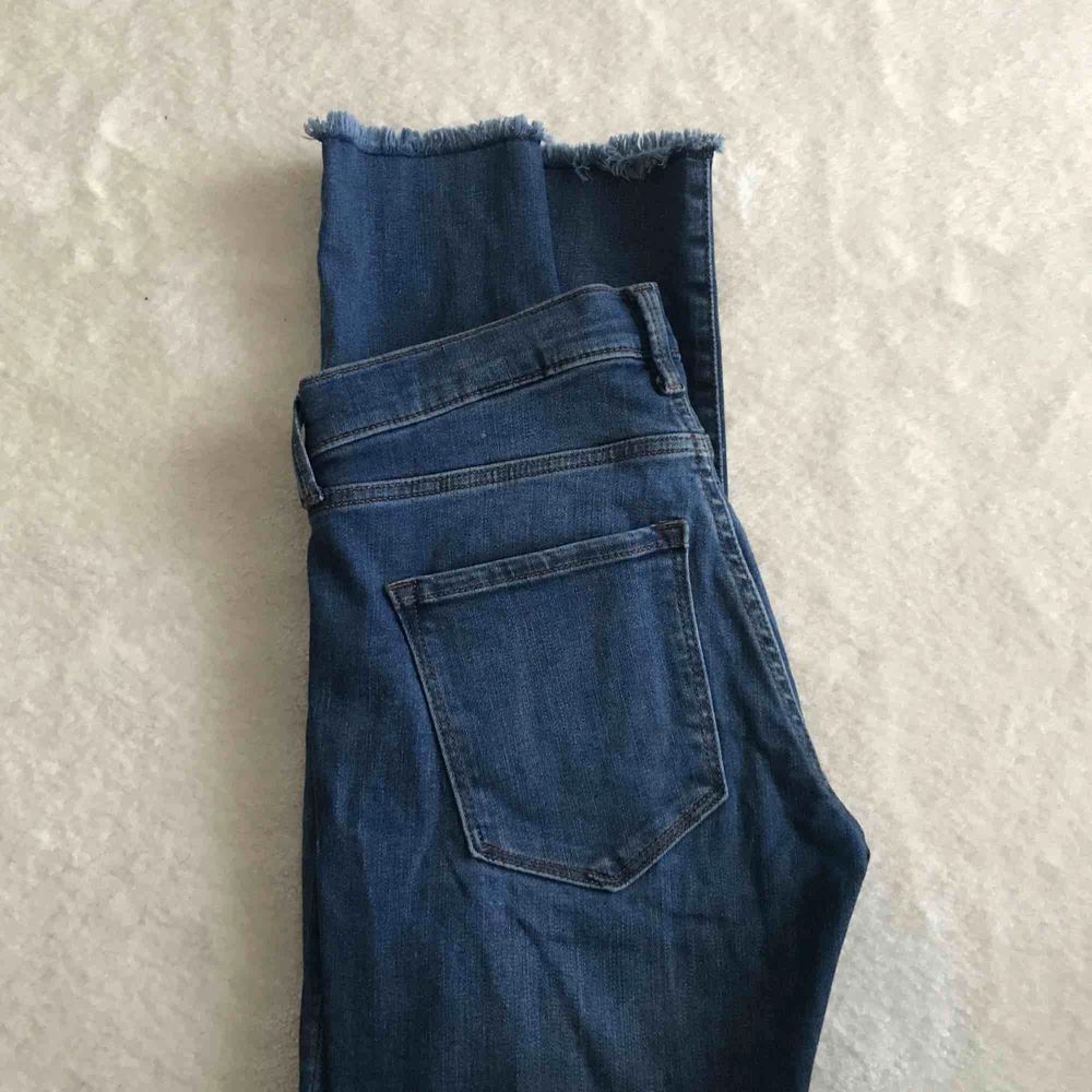Tajta jeans från Banana Republic, med ”fransar” ner till. Endast använd 1-2 gånger. Säljer då de är för små. Ej högmidjade. . Jeans & Byxor.
