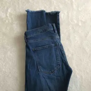 Tajta jeans från Banana Republic, med ”fransar” ner till. Endast använd 1-2 gånger. Säljer då de är för små. Ej högmidjade. 