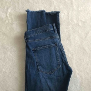  - Tajta jeans från Banana Republic, med ”fransar” ner till. Endast använd 1-2 gånger. Säljer då de är för små. Ej högmidjade. 