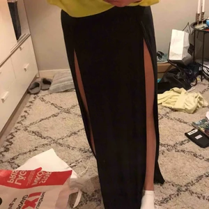  - Kjol med slitsar på båda sidorna, aldrig använd, köparen står för frakten😄