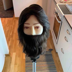  - frisör docka för utbildning för att öva på hår och skägg.  säljer det med specialstativ.  riktigt hår.  kan säljas separat. Huvud eller stativ. 