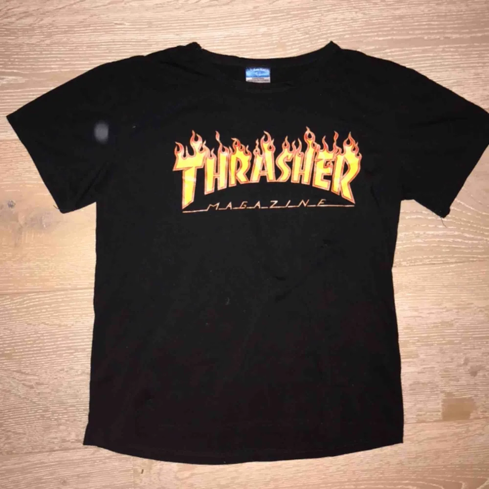 Fake ”Thrasher”-t-shirt i bra skick. Använd några gånger och har bra kvalitet . T-shirts.