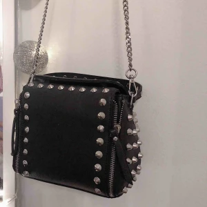 - Snygg väska med nitar från Zara. Lika snygg utan band som med. Frakt (50kr). Nypris 449kr