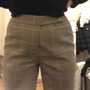  - Super fina rutiga utsvängda byxor, använt ca 3 gånger o köpta nyligen för 350kr  Säljer för att dem blivit för stora :( Köparen står för frakt, 