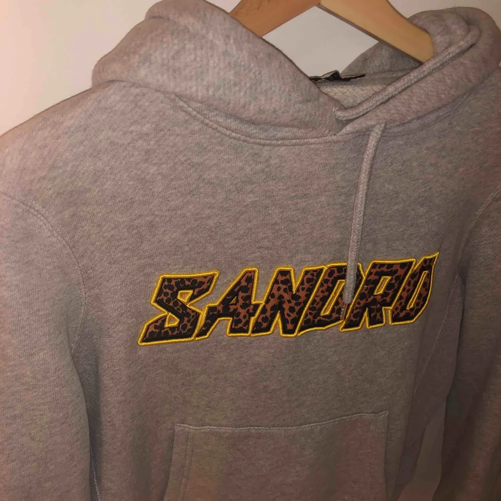 En superfin hoodie från Sandro som jag älskar! Köptes för några månader sen men fortfarande i perfekt skick. Säljs då den ej kommer till använding! Passar XS-S. Nypris: 2000kr mitt pris: 1000kr 💞💞. Hoodies.