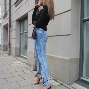  - Jeans från BOOHOO. prislapp kvar på. Endast använda på dessa bilder. Frakt tillkommer :) 