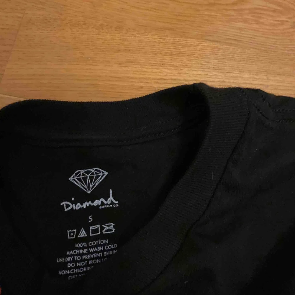 Långärmad t-shirt från Diamond Supply Co.  Säljer då den ej kommer till använding🦋🦋. Tröjor & Koftor.