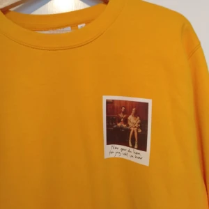  - Gul tröja från Veronica Maggios kollektion med texten "När går du hem, för jag vill vara kvar". Har bara använt den en gång, ganska stor i storleken! Fri frakt! 