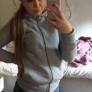  - Grå Sail Racing kofta i storlek XS, använd några gånger men kommer inte att använda mer pga inte min stil längre. Är i gott skick och köpte den på NK förra hösten. 