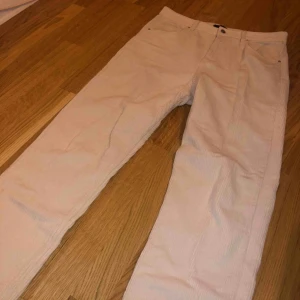  - Vita machester byxor från Gina tricot. Storlek 40 passar 38. Använd 2ggr typ. Köpta för ca 399kr.