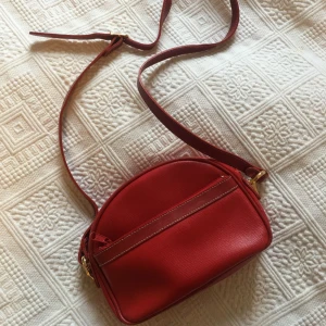  - No brand, vintage  Good condition  One zip pocket on the front and one pocket on the back  Perfect for phone, make up, wallet and cards. 