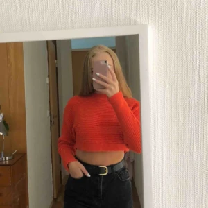  - Jättefin stickad croppad tröja från nakd. Knappt använd så precis som ny. Säljer då den blivit för liten.