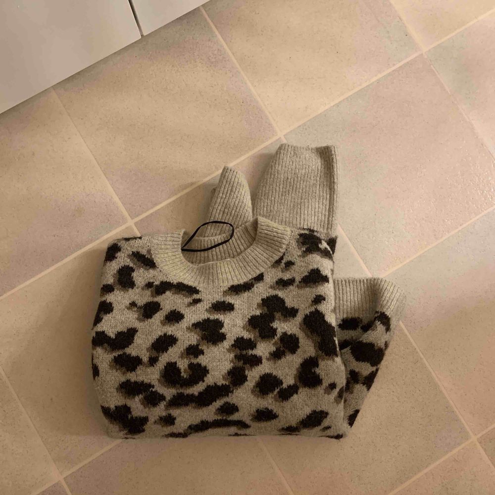 Leopard tröja från hm super snygg och använd ca 3 ggr. Tröjor & Koftor.