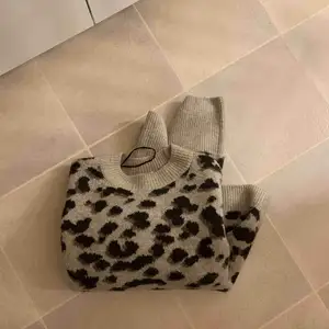 Leopard tröja från hm super snygg och använd ca 3 ggr