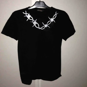 - Egenmålad svart t-shirt från nolimit i stl M.  Sitter som en snygg oversize på mig som är xs🔥Trycket ska föreställa taggtråd, tog ca 8h att göra och går att tvätta i 40 grader🌹