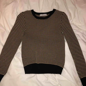  - Stretchig, långärmad tröja från zara som inte används längre. Så gott som ny, använd 2 gånger. Passar till nästan allt! Fraktas eller möts upp i Stockholm 