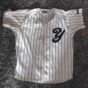  - Baseboll tröja.  Säljer för 85kr + frakt men kan annars träffas i Göteborgs Ops endast Swish och är det flera som vill ha den så äre den som ger högst pris som får den!!