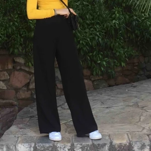  - Visa svarta byxor i härligt material som faller fint. 