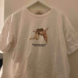  - Oversized t-shirt i storlek M. Passar allt från XS-L beroende på hur man vill att den ska sitta. På mig med M sitter den ”normalt”/något oversize. Använd några gånger - fint skick!! Frakt tillkommer.