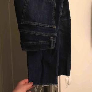  - Raka jeans, avklippta nertill