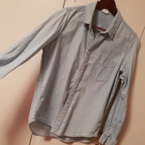  - Jeans skjorta , lite oversize. Använd 2 ggr Nypris 399kr