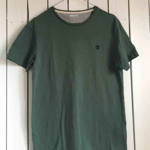  - Militärgrön Timberland original logo t-shirt. Använd fåtal gånger och är som ny! Frakt tillkommer alternativt mötas upp i Gbg!