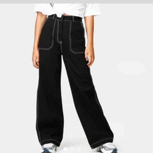  - Funderar på att sälja dessa snygga byxor då dem tyvärr blivit lite stora för mig. Jätte fint skick då dem bara är använda ca 3 gånger! Nypris 500kr