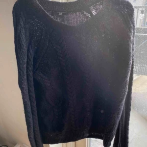  - Stickad basic tröja ifrån H&M. Supervarm och mysig! Skickas eller hämtas upp i Sölvesborg. Köparen står för frakten.