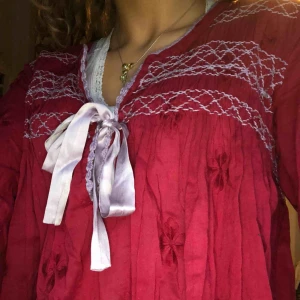  - Fin och cool Odd-Molly blus. Den är röd med lila detaljer. Smyckar upp en tråkig outfit på nolltid. Mycket sparsamt använd.  Nypris: ca 1200 kr Mitt pris: 300 kr