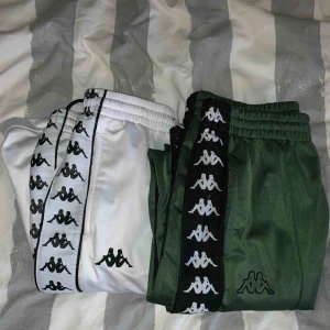  - Säljer mina Kappa byxor Astoria Banda 222 då dem inte riktigt är min stil längre. Båda är i jättebra skick och i storlek Medium. Skriv om ni vill ha fler bilder!!   Möts upp i Sthlm / du står för frakten. 