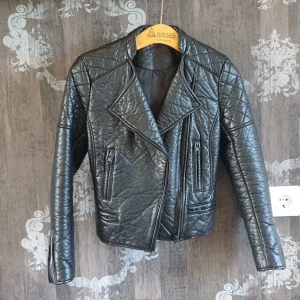  - Bikerjacka i skinnimitation strl 38. Ursprungligen från hm men aldrig använd. 