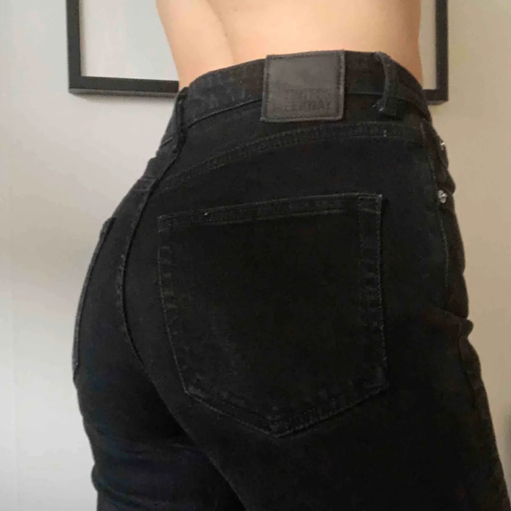 Svarta jeans från Weekday i fint skick! Avklippta nedtill. Frakt ingår i priset 🤩 innerbenslängd 57 cm ytterbenslängd 83 cm. Jeans & Byxor.