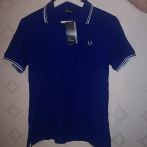  - Fred Perry piké med lapp kvar, nyskick! Står XL men jag som är en S sitter den perfekt på.   Kolla gärna in på mina andra annonser så kan jag samfrakta🌺