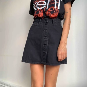  - Svart jeanskjol med knappar 🖤🖤🖤 helt oanvänd