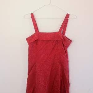 Röd vintageklänning, gott skick, medium-längd till strax under knäet 