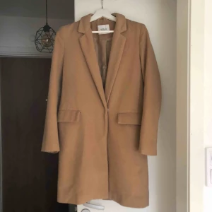  - Superfin beige kappa från envii 🌻 använd fåtal gånger, så bra skick! Frakt tillkommer.