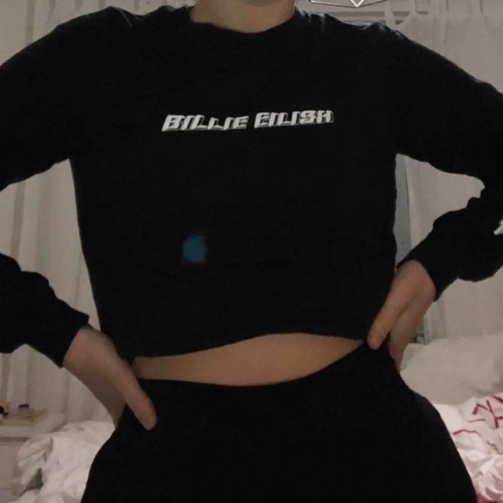 !!fläcken är från min kamera inte på tröjan!! Billie Eilish tröja köpt på urban outfitters i New York, helt oanvänd! Kan mötas upp i Malmö annars står köpare för frakt.. T-shirts.