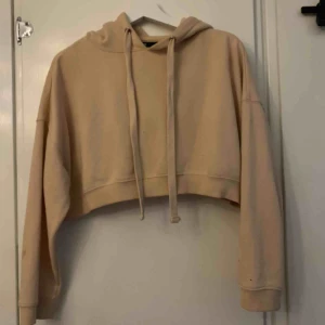  - Kort beige hoodie från h&m