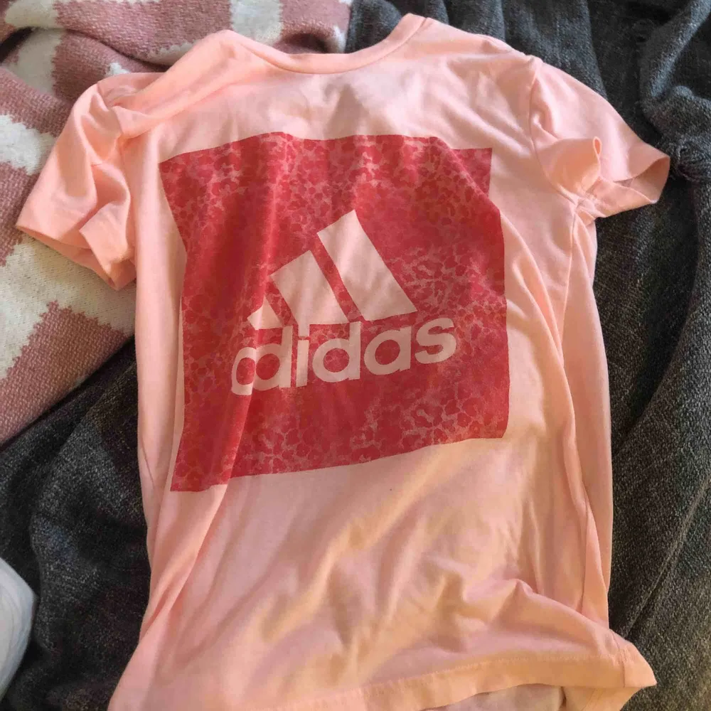 En Adidas T-shirt, mjukt material väldigt bekvämt. Den har inte kommit till så stor användning för rosa är tyvärr inte min färg 🎨 men om ni är intresserade så kan ni ringa : 0790451486 🙏❤️. T-shirts.