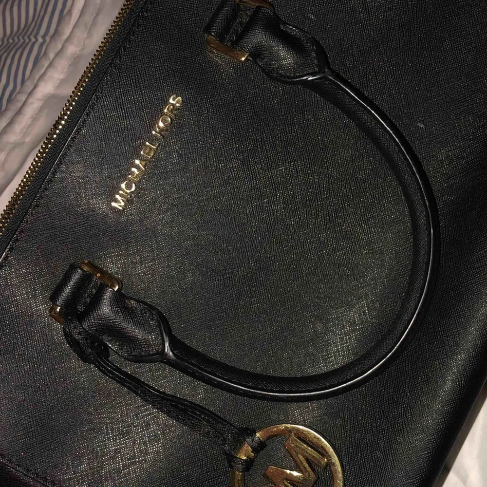 Michael Kors bag! Cute and casual :)) Slightly used, still in good condition. . Väskor.