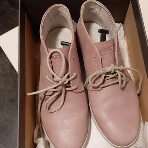 37 - Säljer skor Endast använda 2 gånger (Ny pris 1100kr)Ps.Detta pris inkluderar inte frakt.