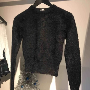  - Jätteskön stickad tröja från Zara i väldigt bra skick Köparen står för frakt