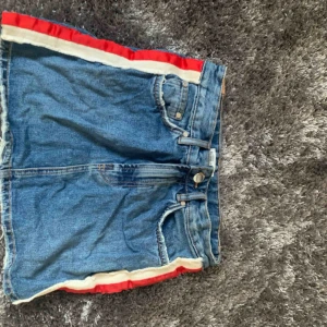  - Fin jeanskjol med fina detaljer, köparen står för frakt