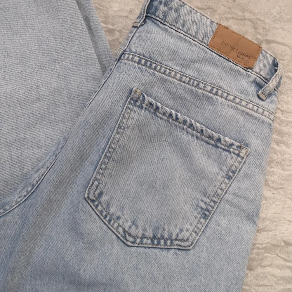 Säljer ett par extremt snygga mom jeans från gina tricot som tyvärr inte passar! Älskar verkligen färgen på dom😍  Köparen står för frakten❤️. Jeans & Byxor.