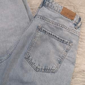 Säljer ett par extremt snygga mom jeans från gina tricot som tyvärr inte passar! Älskar verkligen färgen på dom😍  Köparen står för frakten❤️