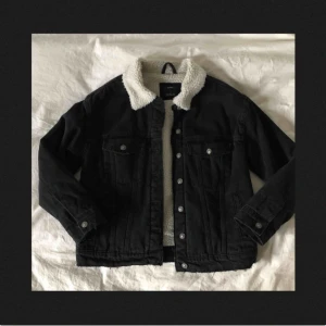  - Jättefin jeansjacka med teddy som innerfoder. Fodret tar dock slut vid ärmarnas början. Använd men i gott skick! Finns lite spår av smink kring halsen, men inget man direkt lägger märke till. Nypris: 499kr. Frakt tillkommer och betalningen sker via Swish 