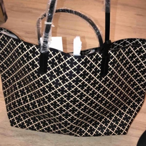  - Säljer min malene birger väska helt ny oanvänd köpt på zalando finns kvitto nypris 2500kr   Finns dustbag